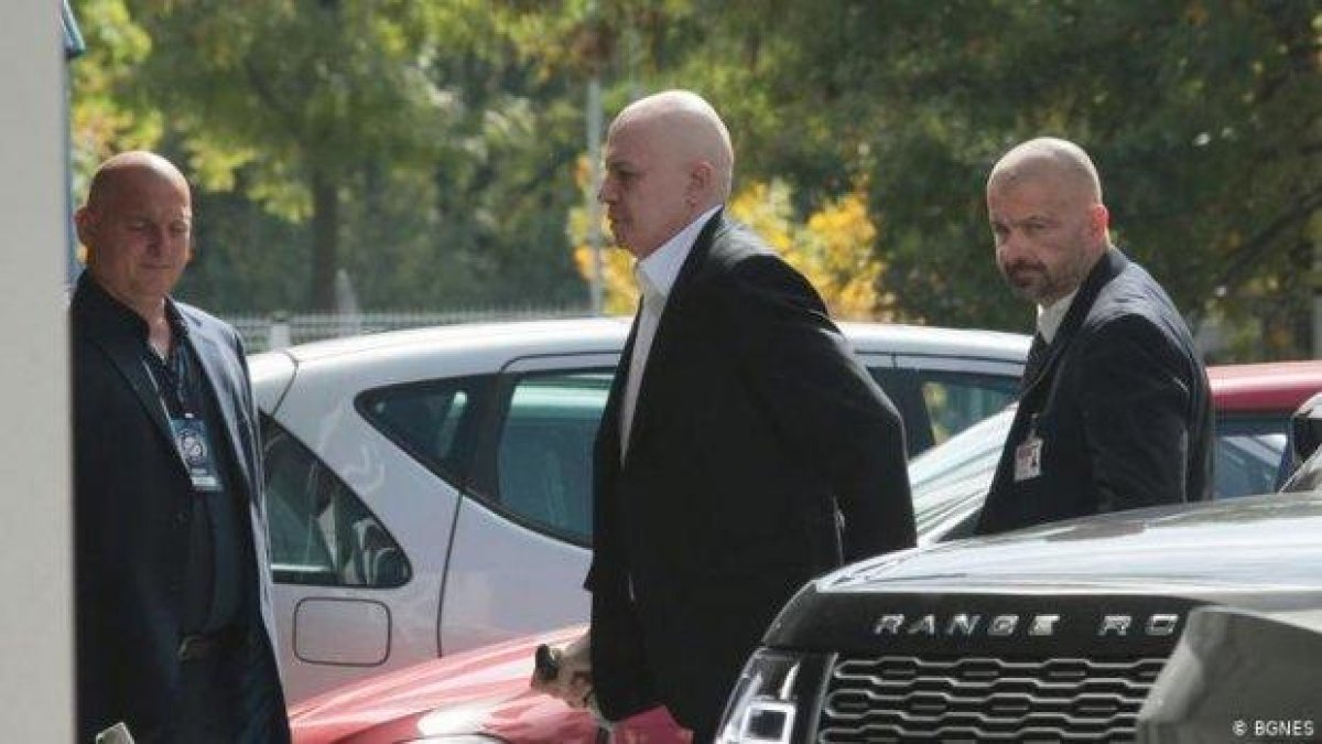 Слави Трифонов внесе документите за регистрация на партия "Няма такава държава"