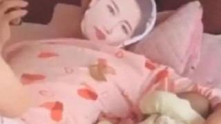 Баща облече пижамата на жена си, за да успокои плачещото си бебе (видео)
