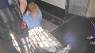 Пиян пътник изкърти с пантите вратата на самолет минути преди излитане (снимки)