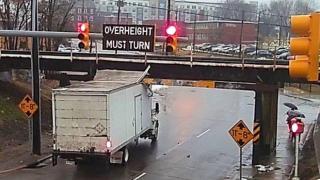 Мост в САЩ, известен като "Отварачката за консерви", изкъртва покривите на камиони (видео)