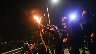 Огнени стрели срещу полицията използваха протестиращите в Хонконг (видео)