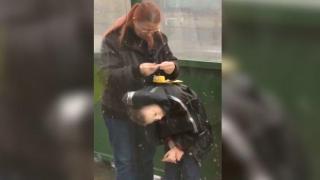 Майка свива цигара върху гърба на сина си (видео)