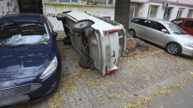 Обърнаха кола в София, за да се освободи паркомясто? (видео)