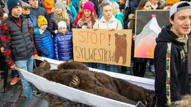 Протест срещу събуждането на мечки от зимен сън се проведе в Полша (снимки)