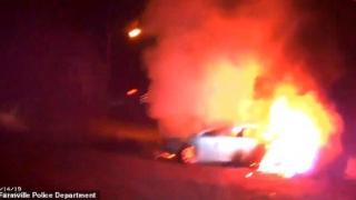 Полицаи извадиха жена от горяща кола, минути преди да избухне (видео)