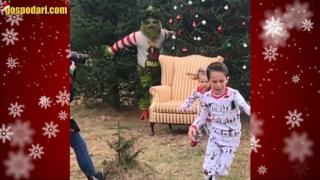 Злокобната неизбежност на коледните песни (видео)