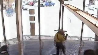 Банков обирджия тръгва да бяга и се блъска в стъклена врата (видео)