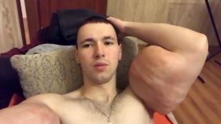 Руки Базуки продава отстранените си изкуствени бицепси като сувенири (видео и снимки 18+)