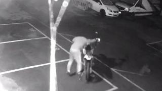 Деца пробиха с ъглошлайф охранителна система за десетки хиляди и откраднаха три мотора (видео)