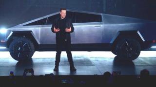 Мъск представи футуристичния "Cybertruck" на Tesla и предизвика шеги в социалните мрежи (видео)