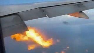 Пламъци и черен дим от двигателя на самолет заснеха пътници на борда му (видео и снимки)
