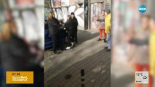 Нередовен пътник и контрольор се сбиха на автобусна спирка (видео)