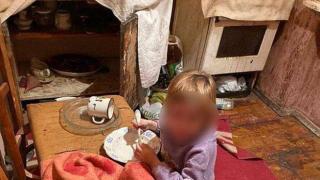 Спасиха две сестрички на 1 и 5 годинки, принудени да ядат стиропор и тапети от глад