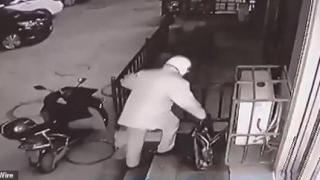 Баща изостави 3-годишния си син, натъпкан в чанта с дрехи (видео и снимки)