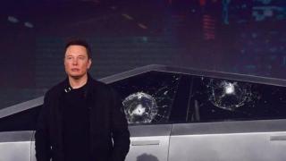 Илон Мъск обясни защо прозорците на "Cybertruck" се счупиха (видео)