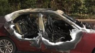 Запалиха луксозен кадилак, облепен със стикери на Тръмп