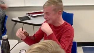 12-годишно момче далтонист видя цветове за първи път и трогна милиони в мрежата (видео)