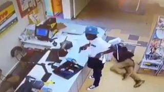 Въоръжен крадец беше ограбен, докато сам обира магазин (видео)