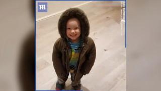 Малко момченце ни показва как да си облечем палтото с едно движение (видео)