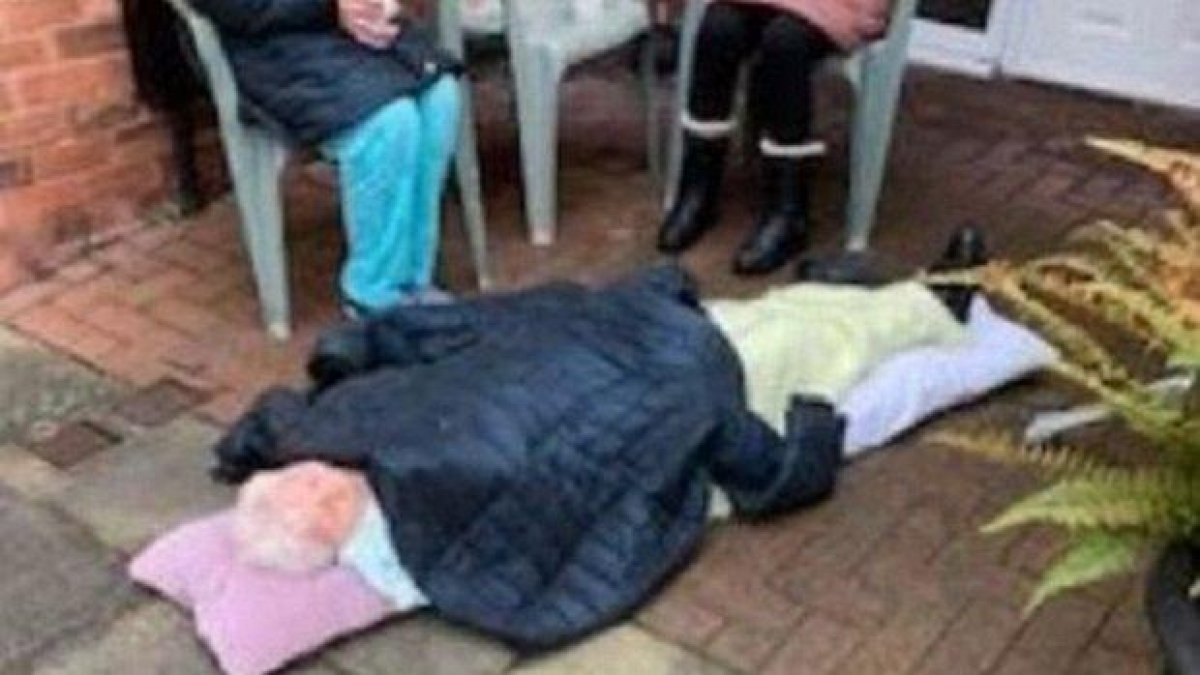 Пенсионерка лежа на улицата три часа и чака линейка, след като падна и си счупи ръката