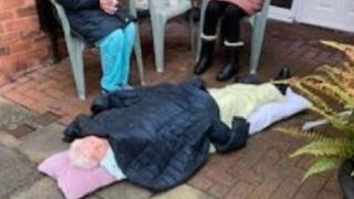 Пенсионерка лежа на улицата три часа и чака линейка, след като падна и си счупи ръката