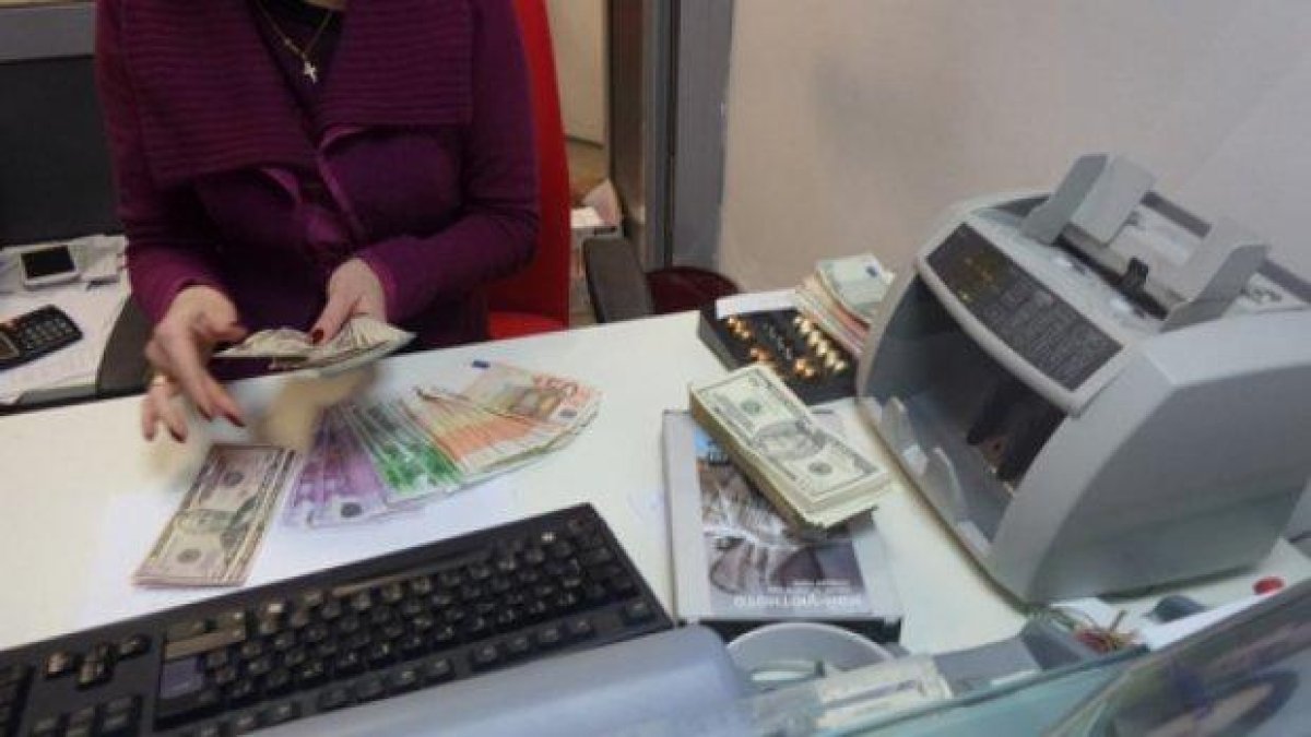 Арестуваха банкова служителка във Варна, присвоила около 1 милион лева от клиенти