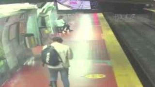 Мъж падна на релсите на метрото в Буенос Айрес, докато си зяпа в телефона (видео)