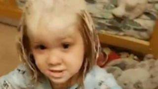 Майка завари 2-годишното си момиченце цялото омазано с крем (видео)