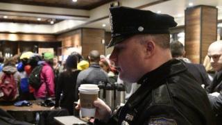 Полицай получи кафе с етикет "прасе" в Starbucks