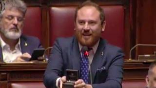 Италиански депутат предложи брак на приятелката си по време на дебат в парламента (видео)