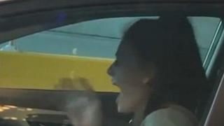 Момиче е уловено от папарак, докато прави видео за TikTok в колата си (видео и снимки)