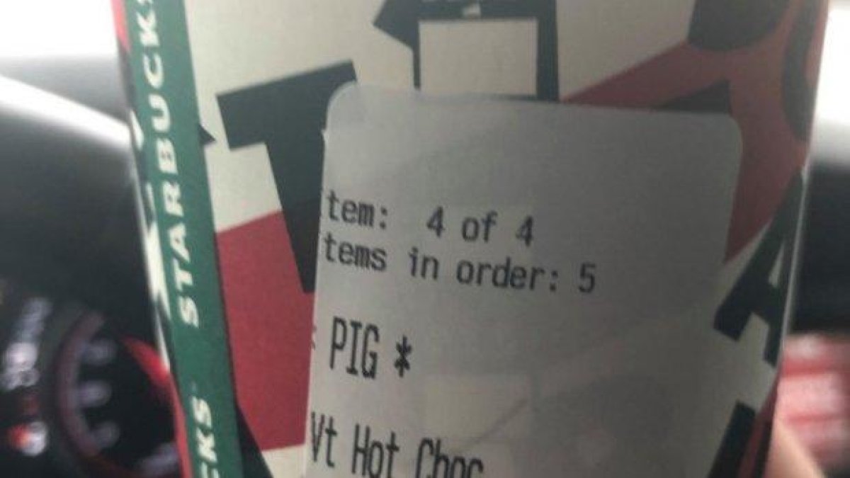 Уволниха служителя на "Starbucks", сложил етикет "прасе" на кафето на полицай