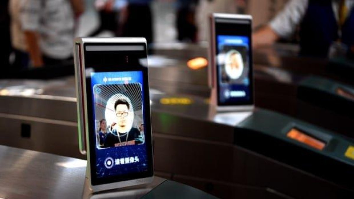 Китай въведе задължително сканиране на лицата на потребителите на мобилни телефони
