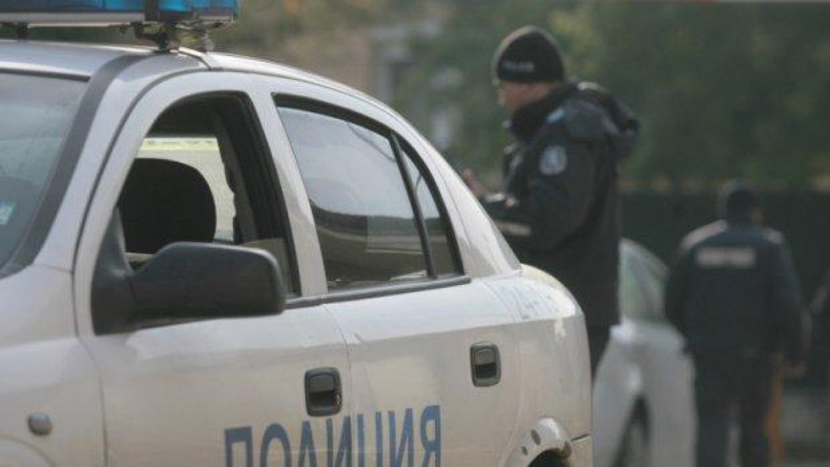 Заловиха полицай, разнасял наркотици с патрулката