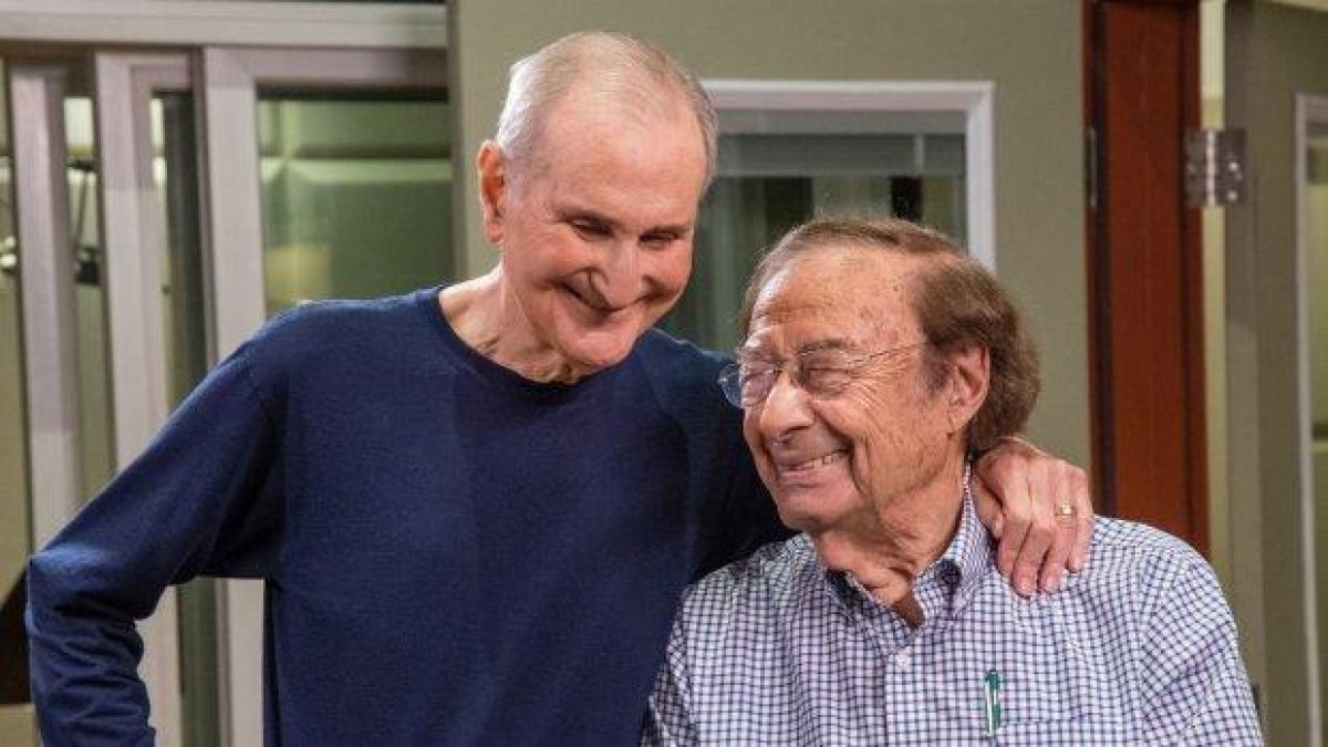 Двама пенсионери на 102 и 88 години издадоха първия си музикален албум