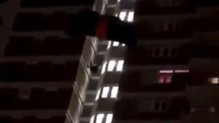 Мъж скочи с парашут от висока сграда (видео)