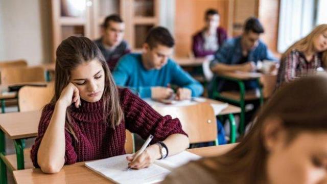 Само един от десет български ученици на 15-годишна възраст различава факт от мнение