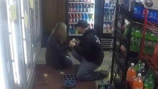 Мъж инсценира фалшив въоръжен обир, за да предложи брак на приятелката си (видео)