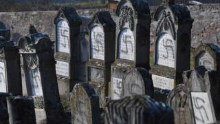 Оскверниха със свастики еврейски гробове в историческо френско гробище