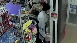 Пак откраднаха кутия за дарения от магазин във Варна (видео)