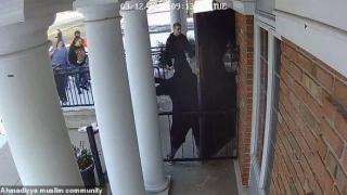 17-годишна мюсюлманка скри ученици в джамия по време на атака в гимназия (видео)