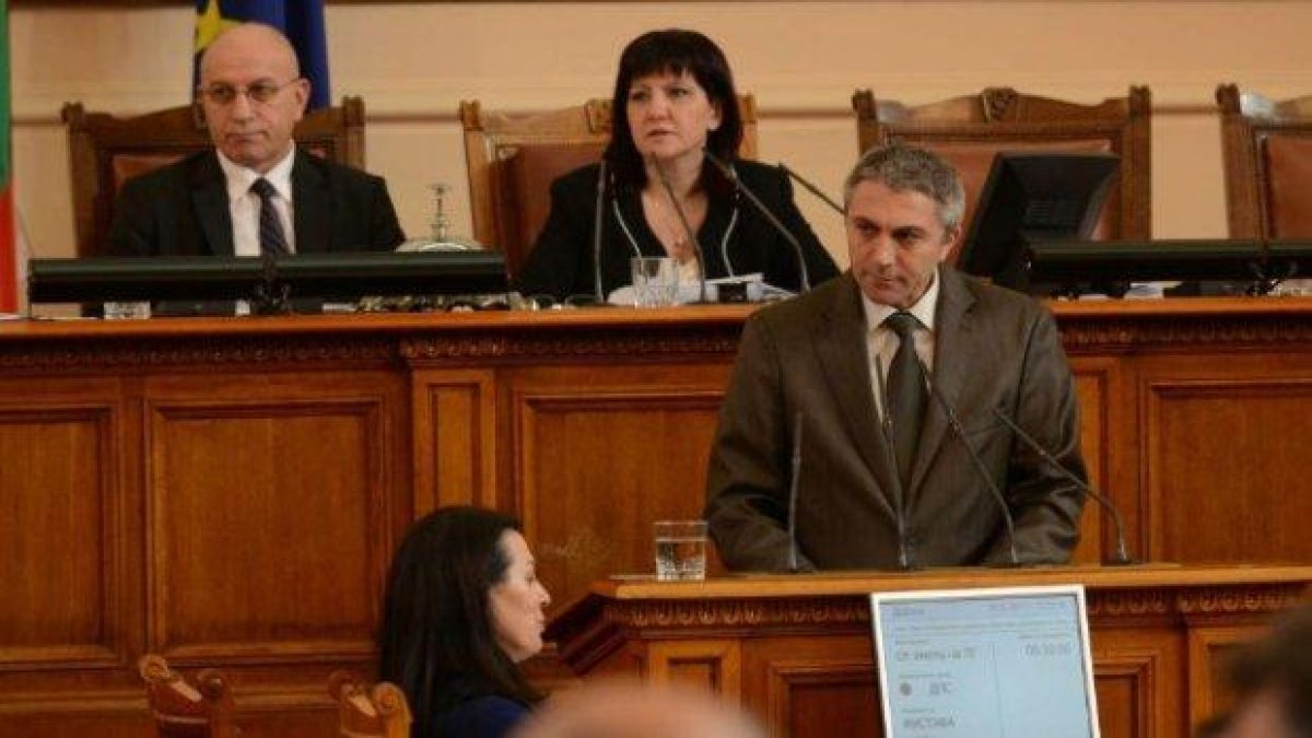 Депутатите си гласуваха 8 лева партийна субсидия, изпадайки в законодателен абсурд