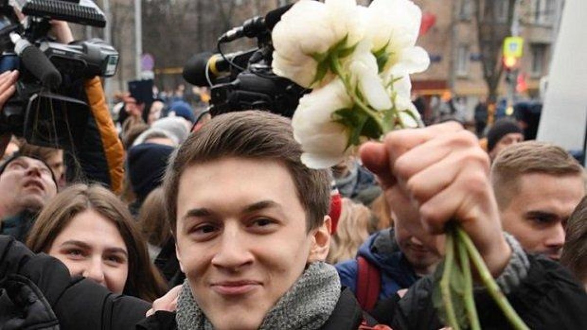 Емблематичен руски антиправителствен активист отърва затвора (снимки)