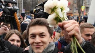 Емблематичен руски антиправителствен активист отърва затвора (снимки)