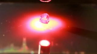 Учени обучиха парче пластмаса да се движи (видео)