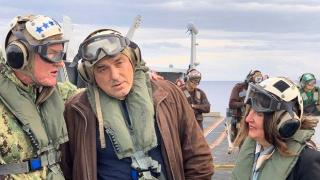 Борисов обиколи самолетоносач с американската посланичка (видео)