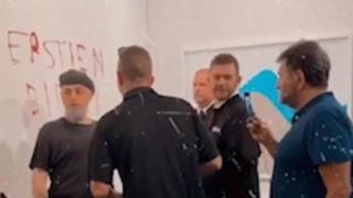 Мъж бе арестуван, защото надраска мястото на банана за 120 хил. долара (видео)
