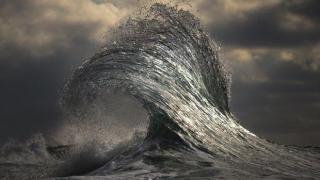 Фотограф 10 години снима красотата на морските вълни (видео и снимки)