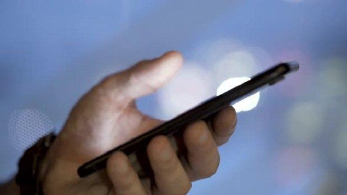 Хора разказват за нелепи контузии поради втренчване в телефоните си