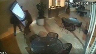 Некадърни крадци се опитват да задигнат 75-инчов телевизор (видео)